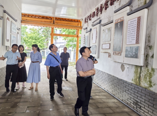 重庆市万州区关工委组织老同志到孙家镇参观考察