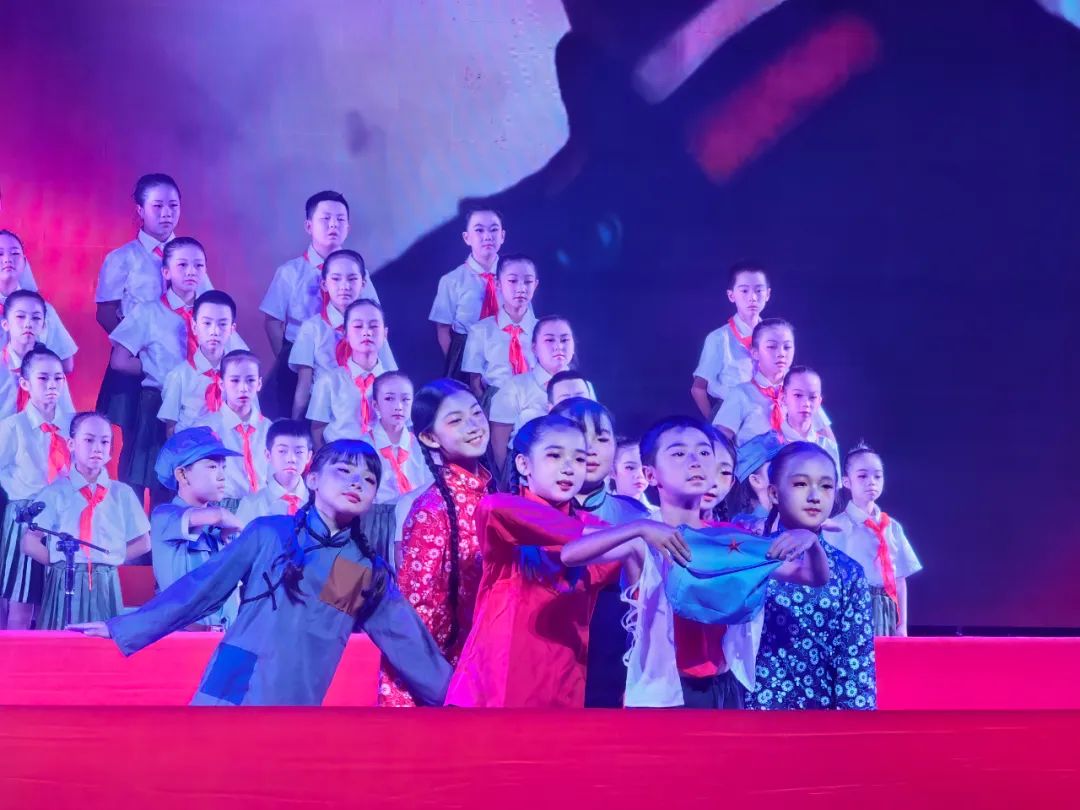 西昌市第四小学组织榕融合唱团参加主题活动