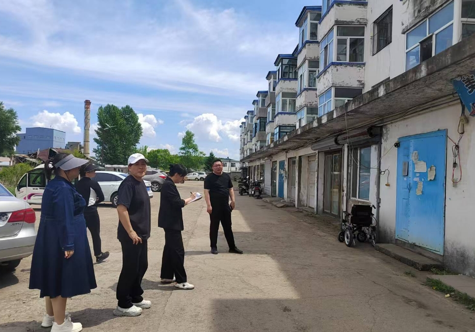 黑龙江省牡丹江市宁安市渤海镇关工委联合镇应急办、社区开展电动车飞线用户劝导活动
