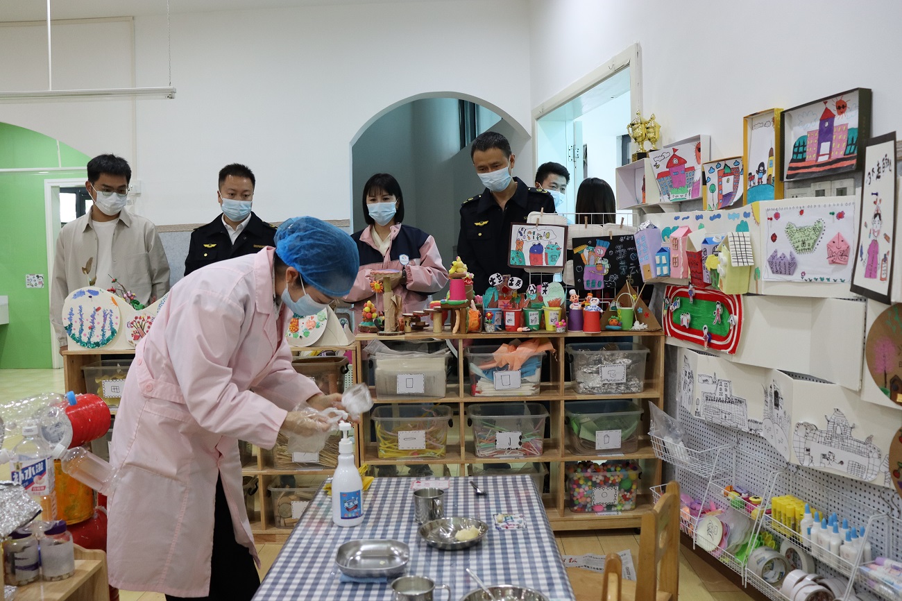 多方联动筑防线 共织舌尖安全网——贵州省福泉市第三幼儿园关工委开展“食品安全”应急演练