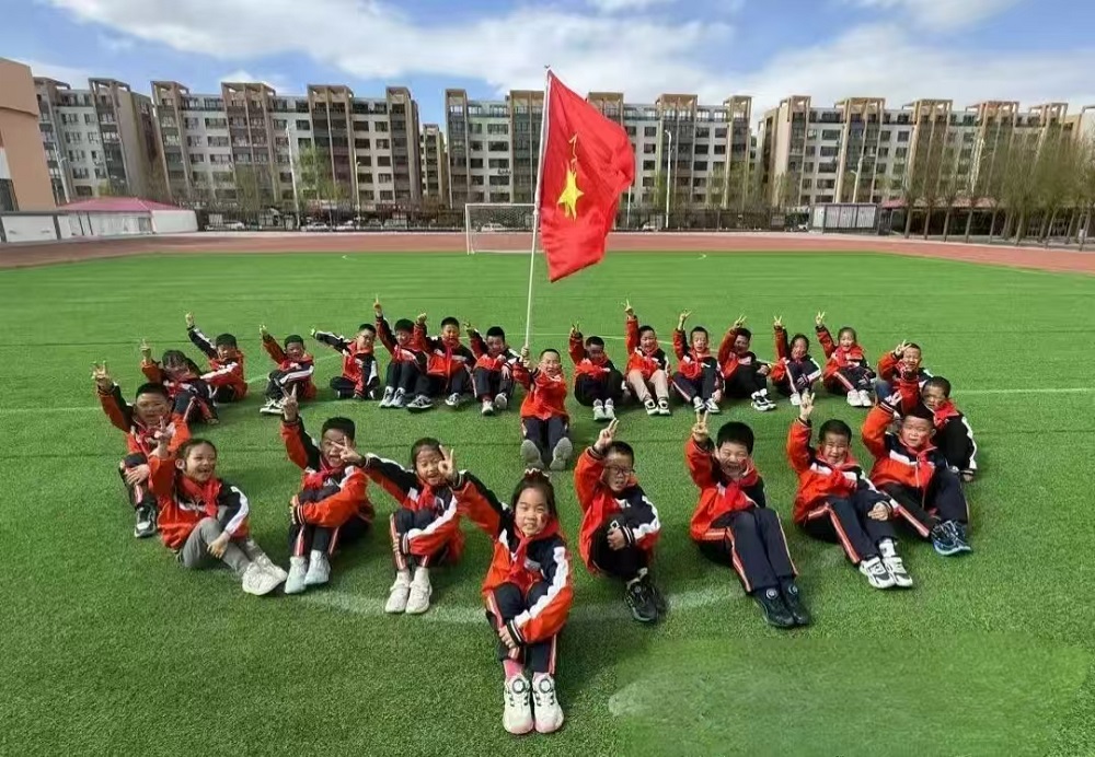 童心向党 领巾飞扬——内蒙古自治区赤峰市翁牛特旗各小学关工委配合少先队举行新队员入队仪式