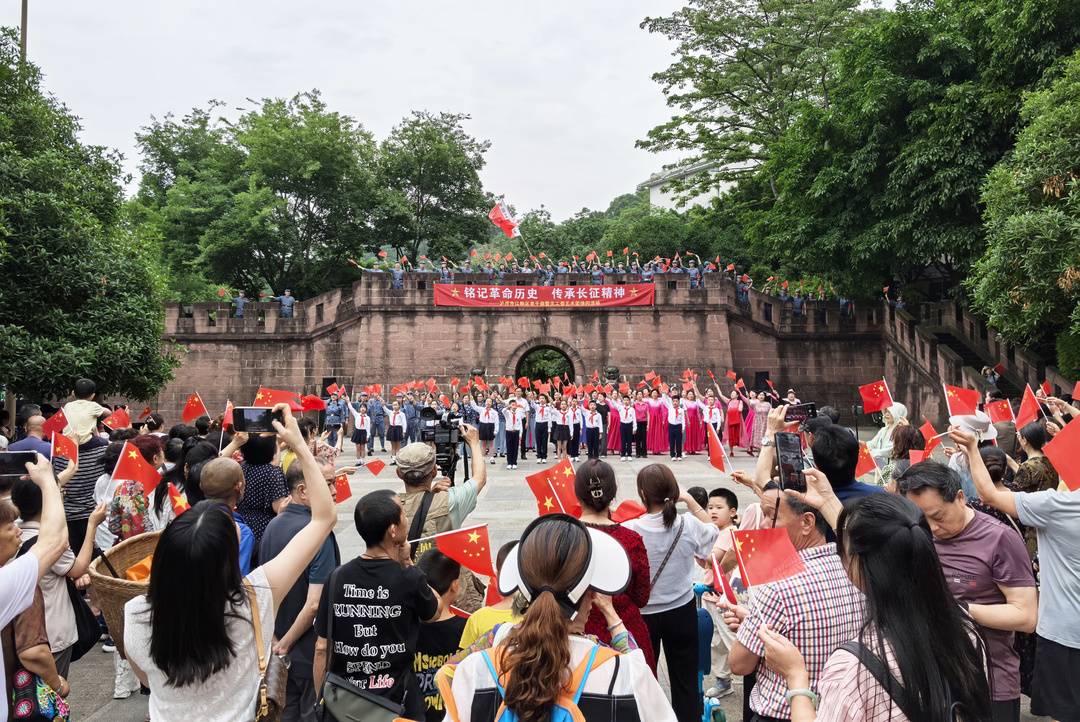 军号嘹亮红旗扬！泸州市江阳区红歌快闪传承革命精神