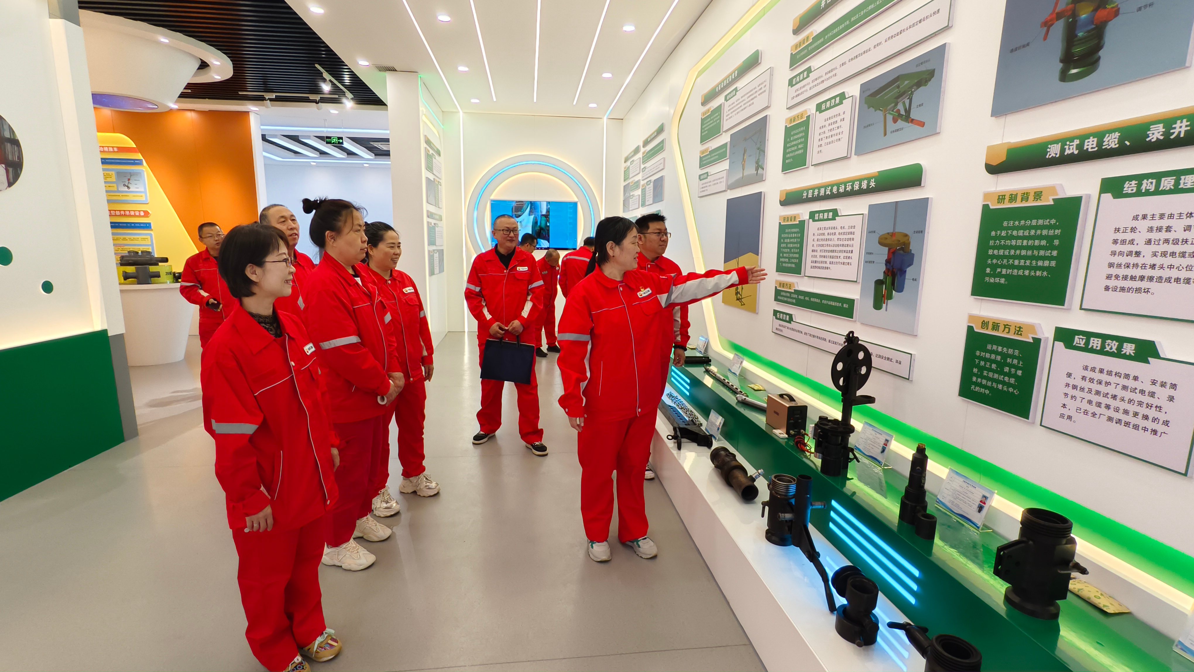 中国石油大庆油田第七采油厂关工委开展“银发生辉聚力量 以‘老’带‘新’促成长”主题参观活动