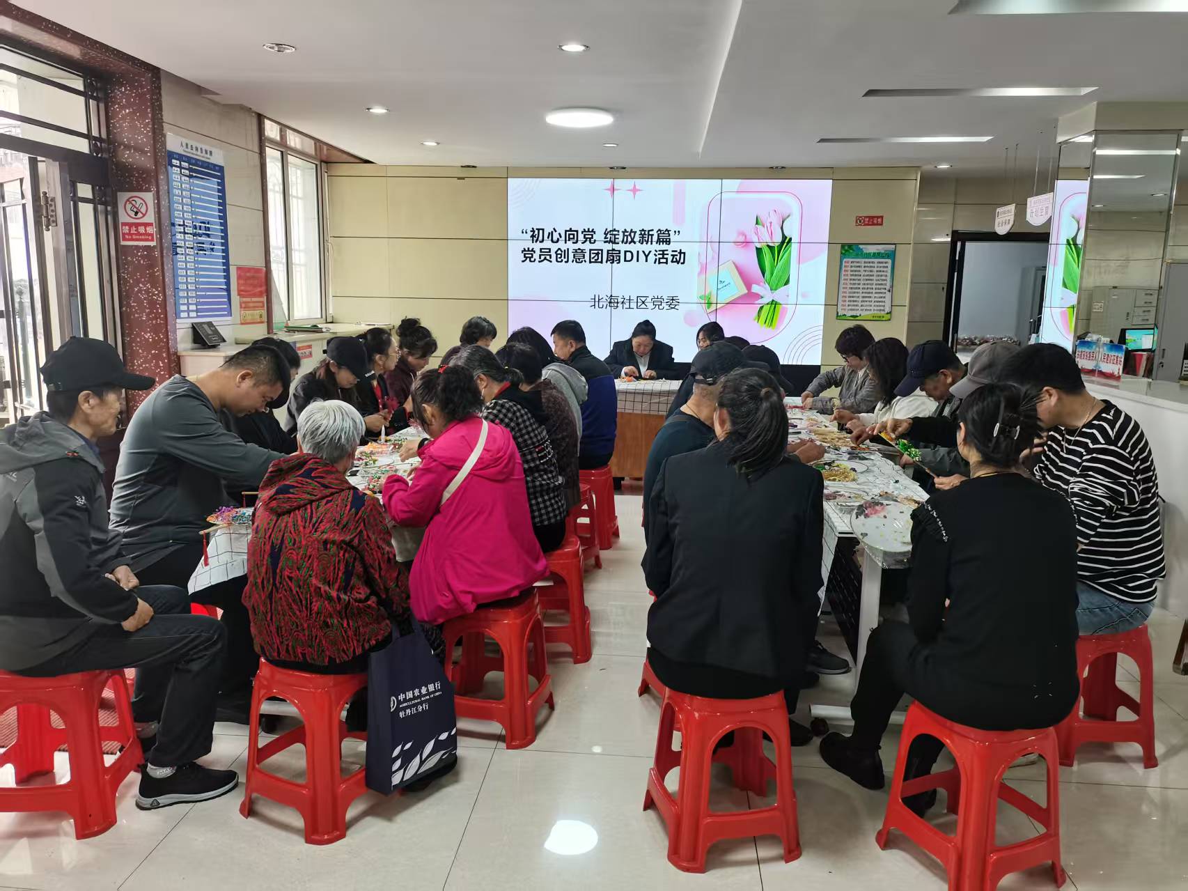 黑龙江省牡丹江市绥芬河市绥芬河镇北海社区党委、关工委开展“初心向党 绽放新篇”党员创意团扇DIY主题活动