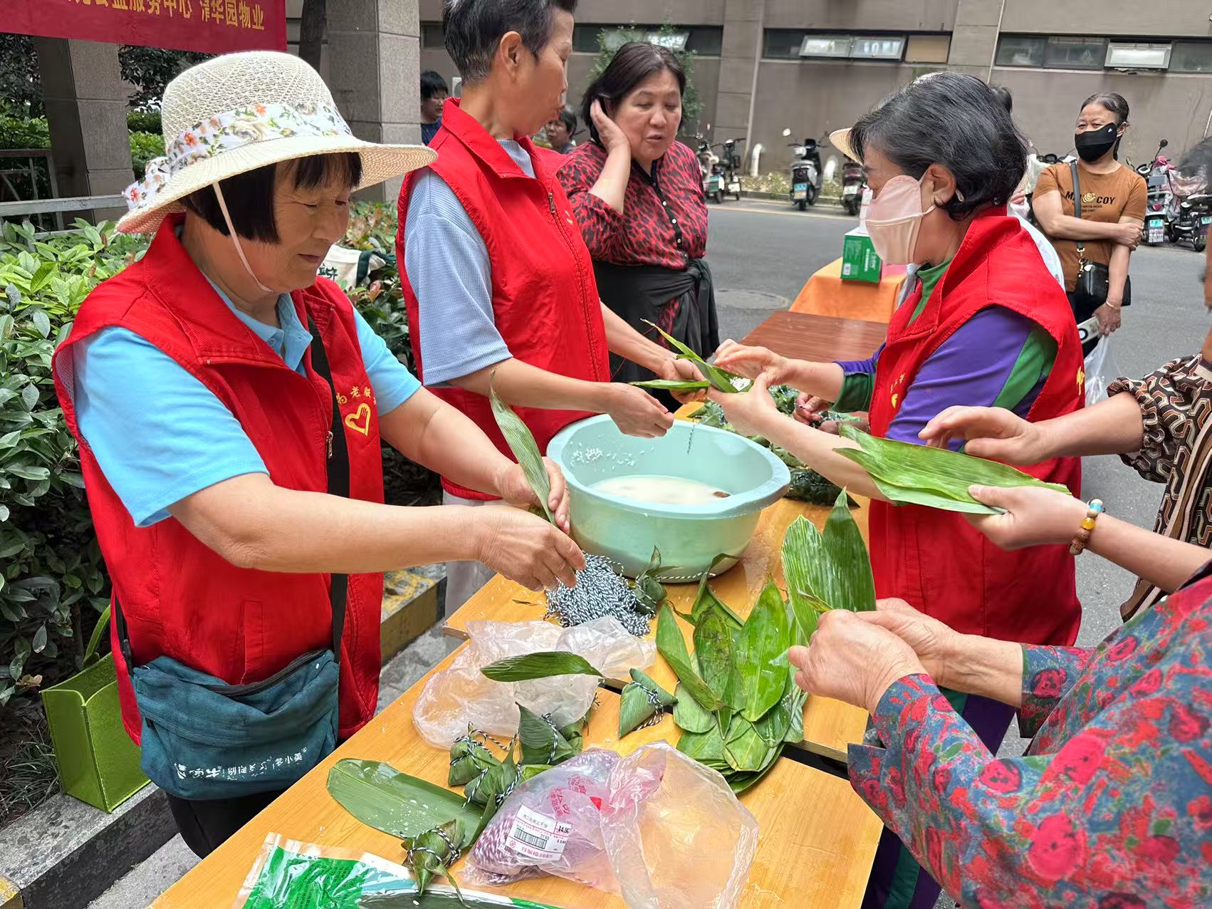 安徽省合肥市包河区滨湖世纪社区清枫居委会关工委开展“粽叶飘香迎端午，幸福和谐邻里情”活动