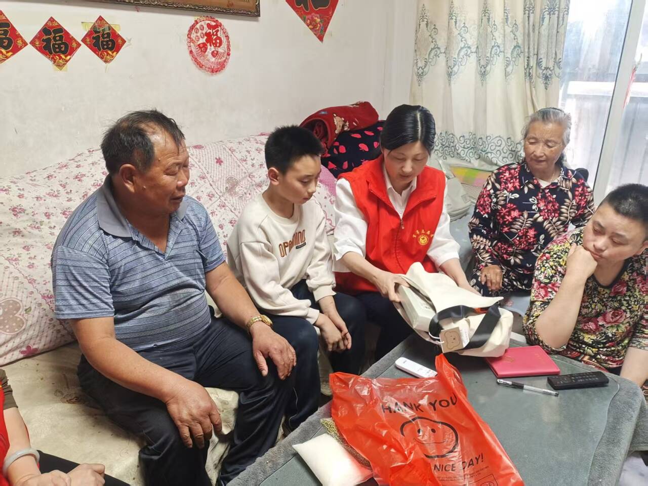 安徽省肥西县官亭镇王祠社区开展“帮扶困境儿童 传递爱心火炬” 慰问活动
