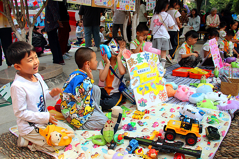 江苏省南京市玄武区玄武湖街道关工委携手幼儿园开展跳蚤市场实践体验活动