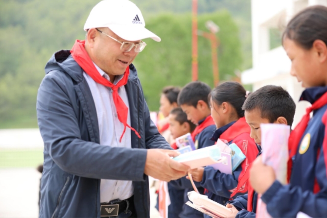 温情相伴 欢乐游园——四川省凉山州昭觉县关工委金曲乡“六一”慰问