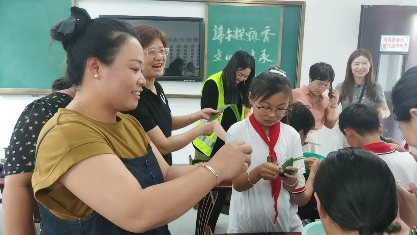 江苏省徐州市铜山区汉王实验小学关工委开展“端午粽飘香，文化永传承”师生包粽子活动