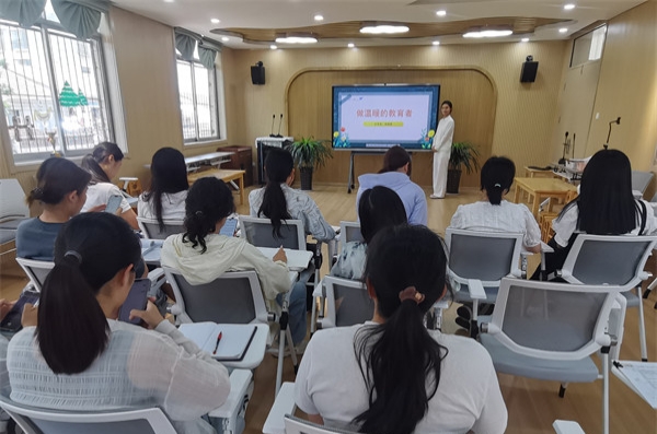 江苏省徐州市铜山区汉王镇中心幼儿园关工委举行教师读书分享活动