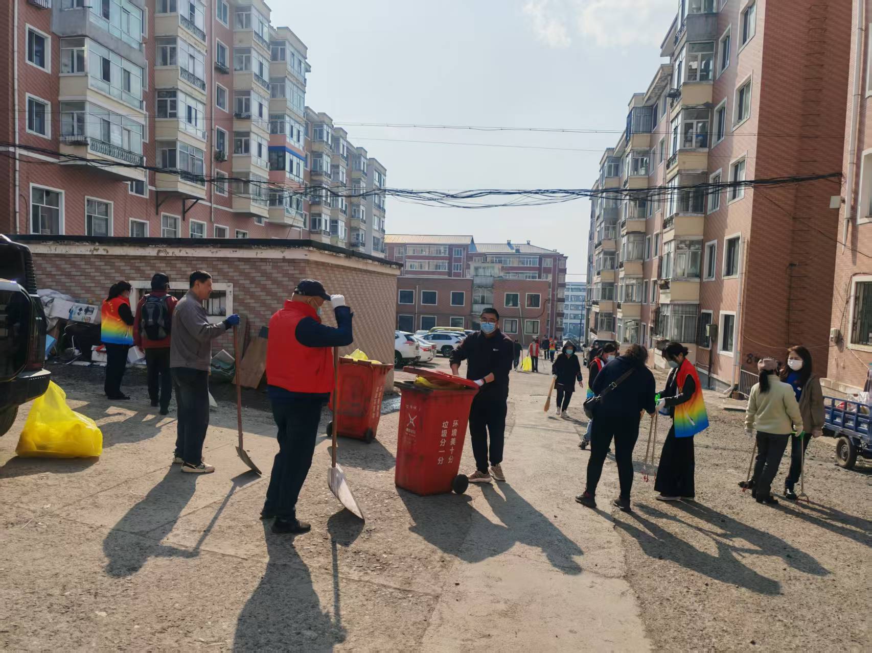 黑龙江省牡丹江市绥芬河市绥芬河镇山城社区关工委、新时代文明实践站联合开展“小区环境大清理 社群携手换新貌”主题志愿服务活动