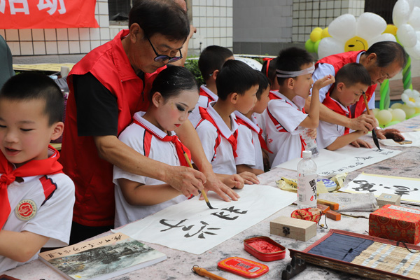 翰墨润童心 大手拉小手——吉首市谷韵民族小学举办书画进校园暨“庆六一”活动