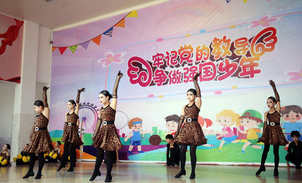 湖南省吉首市谷韵民小关工委举行“牢记党的教导 争做强国少年”庆六一活动