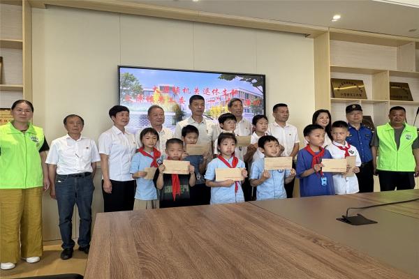 浙江省杭州市富阳区大源镇关工委开展“富春护苗·双百结对”慰问活动