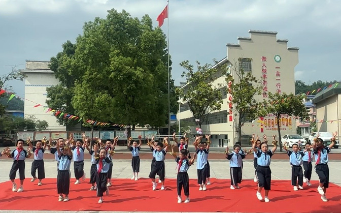 湖南省吉首市河溪镇中心小学关工委举行“童心向党，筑梦未来”庆“六一”文艺汇演