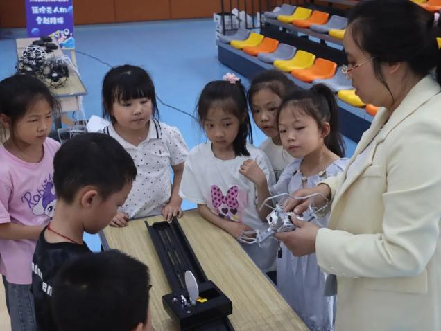 重庆市垫江县天街小学校关工委开展“Ai赋能智趣游园”活动