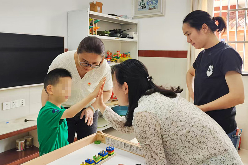 特需的儿童的“六一”  收获温暖与知识