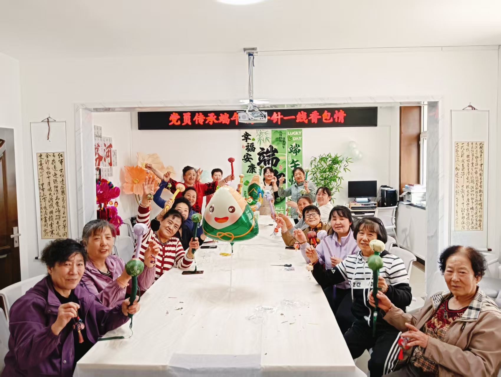 黑龙江省牡丹江市绥芬河市绥芬河镇永安社区党委、关工委联合组织开展“党员传承端午韵 一针一线香包情”活动