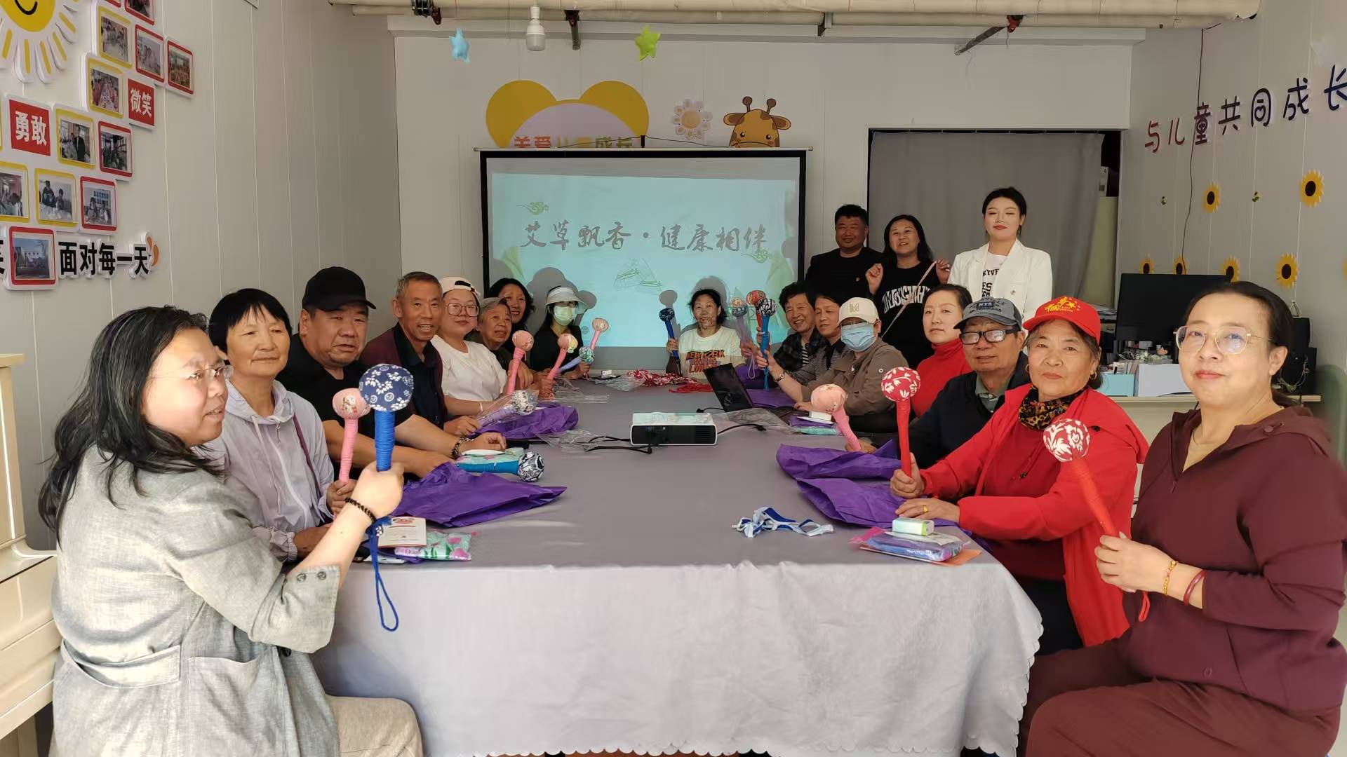 黑龙江省牡丹江市绥芬河市绥芬河镇光华社区党委、关工委联合开展“艾草飘香 健康相伴”手工制作活动