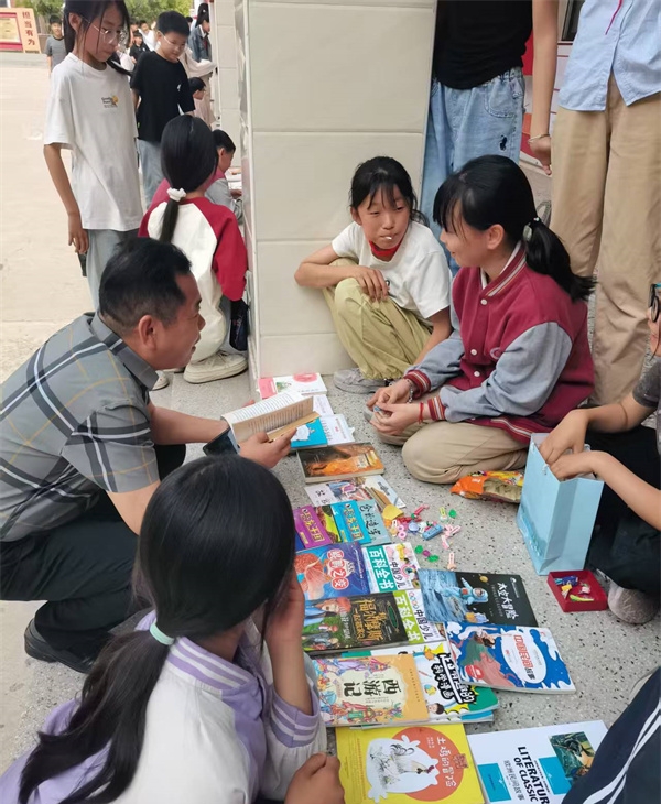 童趣集市开张！江苏省徐州市铜山区汉王镇北望小学关工委跳蚤小市场热闹开市