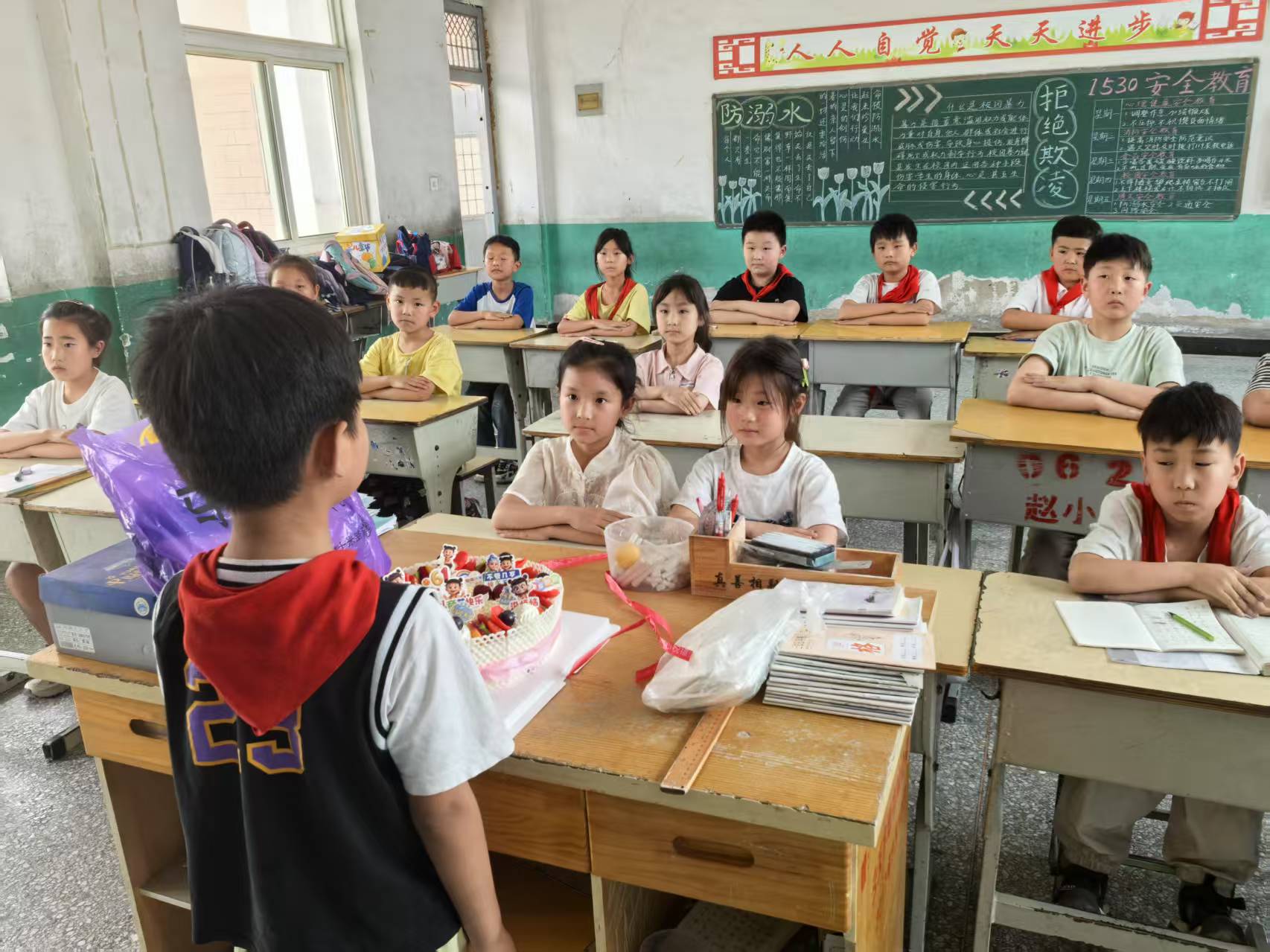 生日关爱 情暖孤儿——江苏省徐州市铜山区 何桥镇赵庄小学关工委开展情暖在校孤儿生日关爱活动