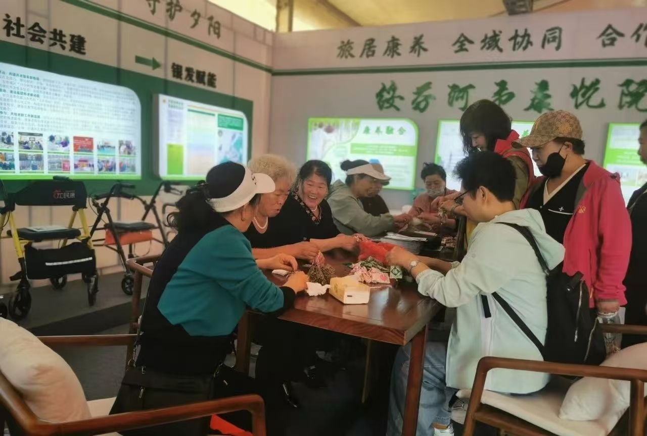 黑龙江省牡丹江市绥芬河市绥芬河镇前进社区关工委联合绥芬河市养老院组织开展“巧手传香 老展风采”的香包制作活动