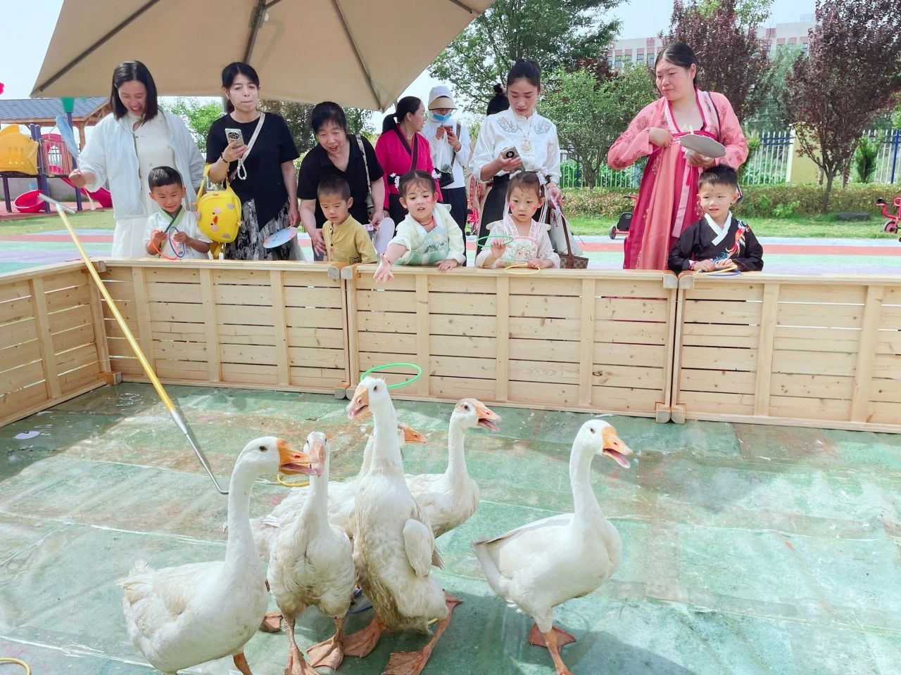 徐州经开区徐庄镇举办“霓裳踏艾游端阳”六一游园会融合端午与儿童节传统文化体验活动
