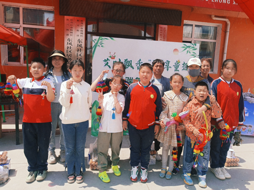 黑龙江省牡丹江市阳明区新星小学关工委携手东风社区 崔大姐爱心工作室联合举办“艾叶飘香，棕享童趣”端午节活动