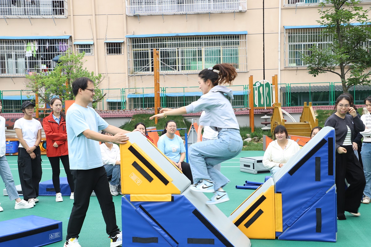 玩转酷跑器械，赋能幼儿发展——贵州省福泉市第一幼儿园关工委开展酷跑器械使用技能专项培训