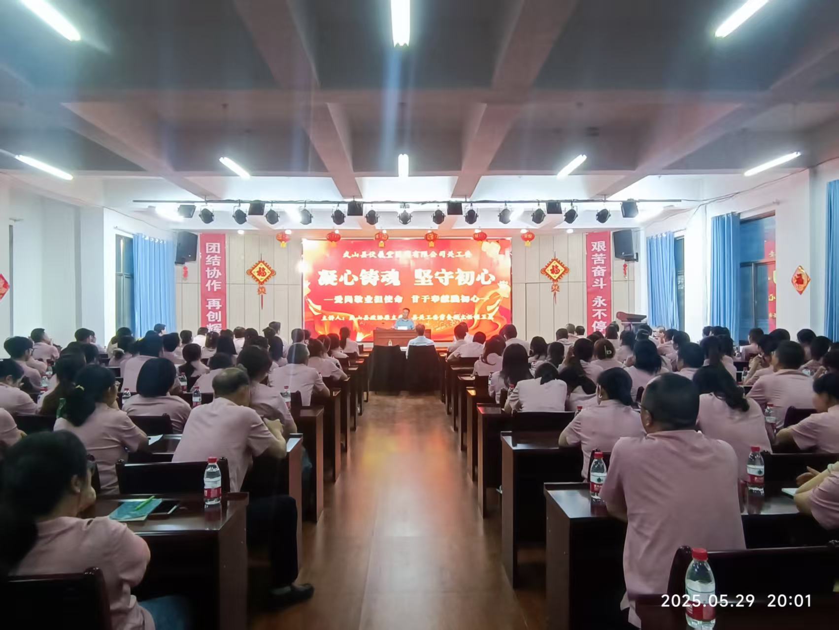 甘肃省天水市武山县关工委常务副主任颉卫星为青年职工讲述战斗经历开展爱国主义教育报告会