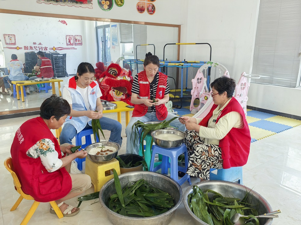 徐州经开区徐庄镇土楼村关工委举办“粽叶传情承传统 老少同乐庆双节”主题活动