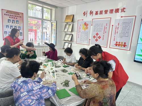 黑龙江省牡丹江市阳明区前进街道 恒丰社区关工小组开展“端午粽香传温情 巧手共筑龙舟情”活动