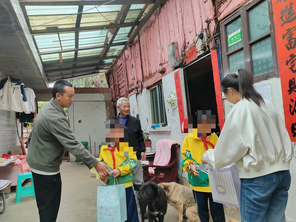 贵阳市花溪区孟关乡关工委开展困境儿童慰问活动