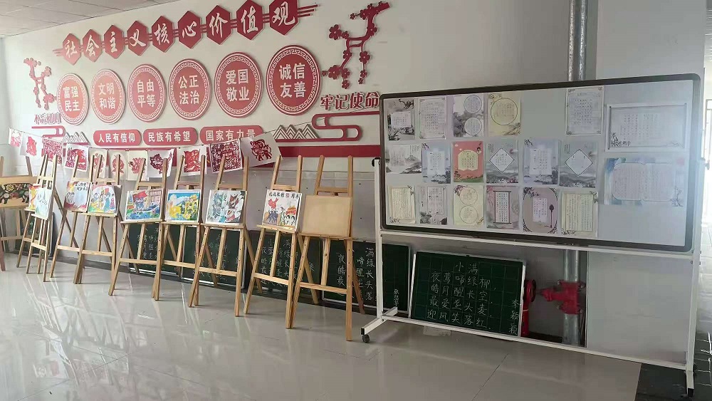 童心染画卷  妙笔生春晖——内蒙古自治区赤峰市翁牛特旗乌丹第二小学关工委举行艺术节美工作品展示活动