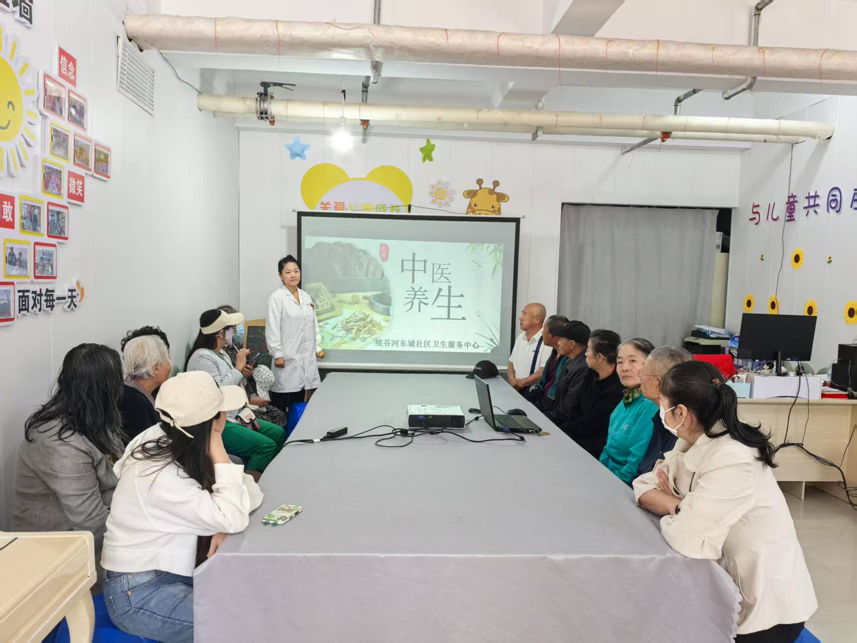 黑龙江省牡丹江市绥芬河市绥芬河镇光华社区关工委联合绥芬河东城社区卫生服务中心开展“中医养生进社区 守护健康‘零距离’”健康讲座活动