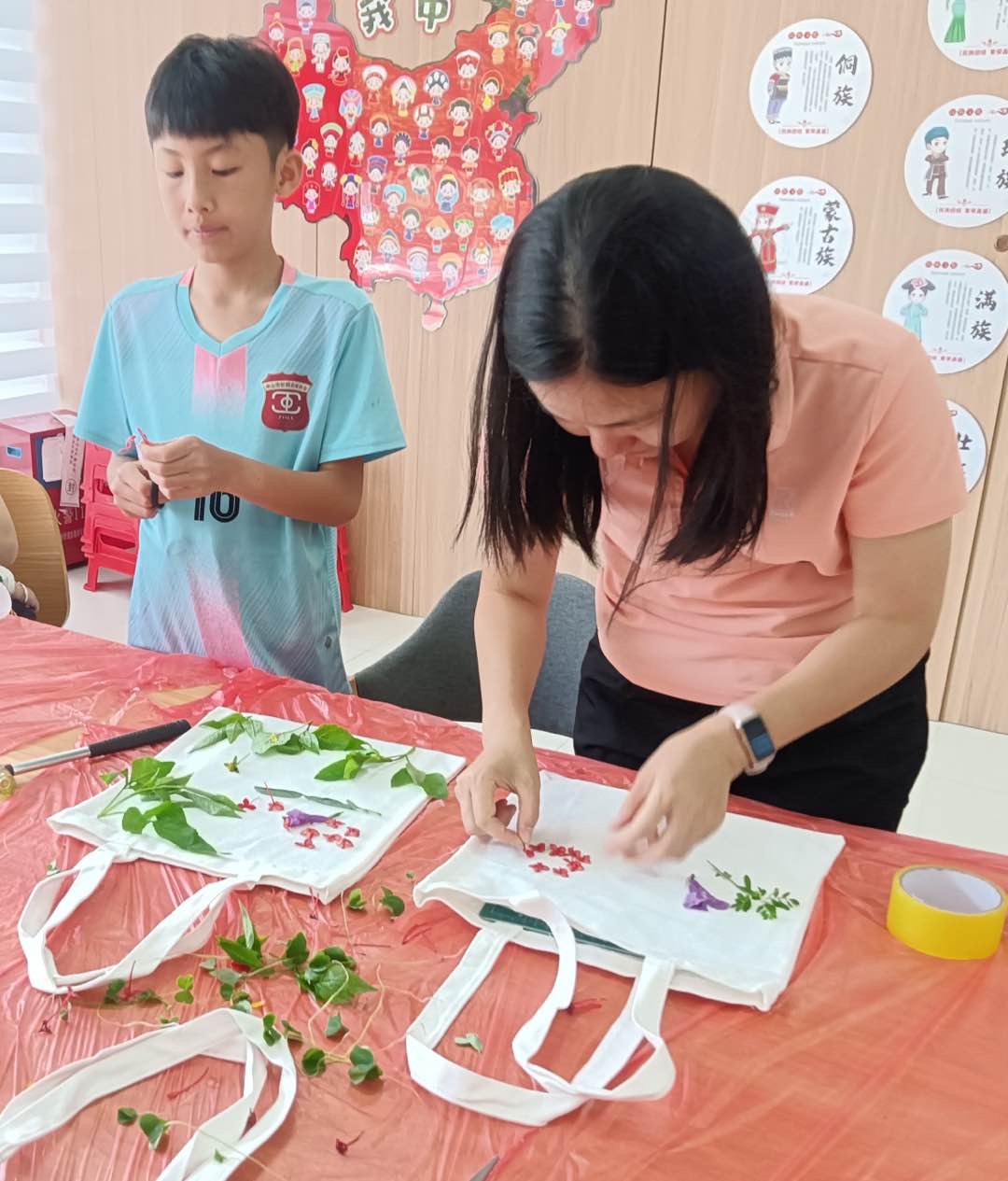 广东省中山火炬开发区中山港社区关工委开展非遗拓印手工活动