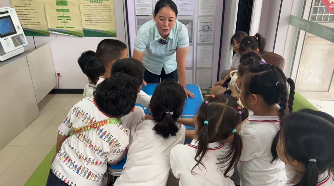 江西抚州崇仁县第六幼儿园关工委组织幼儿开展“小小银行家，未来大梦想”金融探索活动