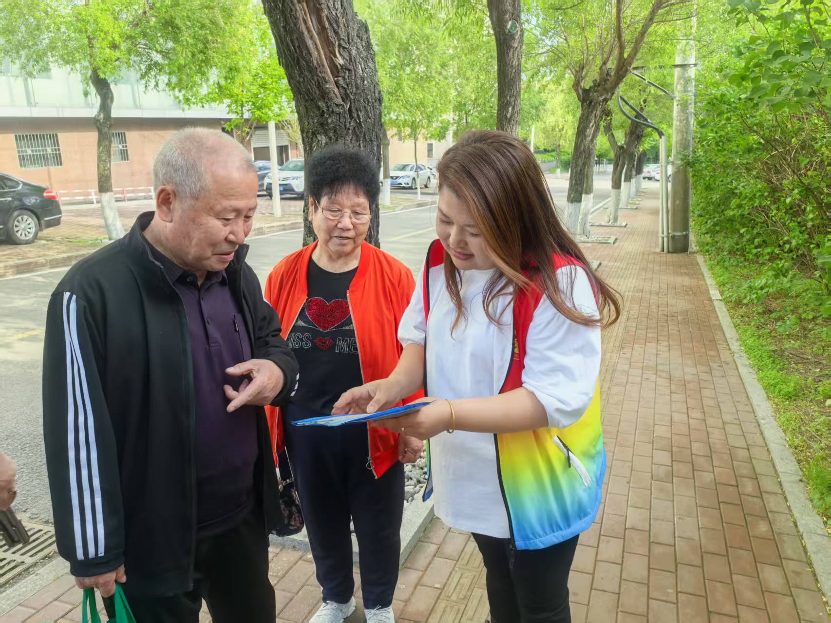 黑龙江省牡丹江市绥芬河市绥芬河镇联合镇绥兴社区关工委开展“守文化净土 护社区平安”“扫黄打非”宣传活动