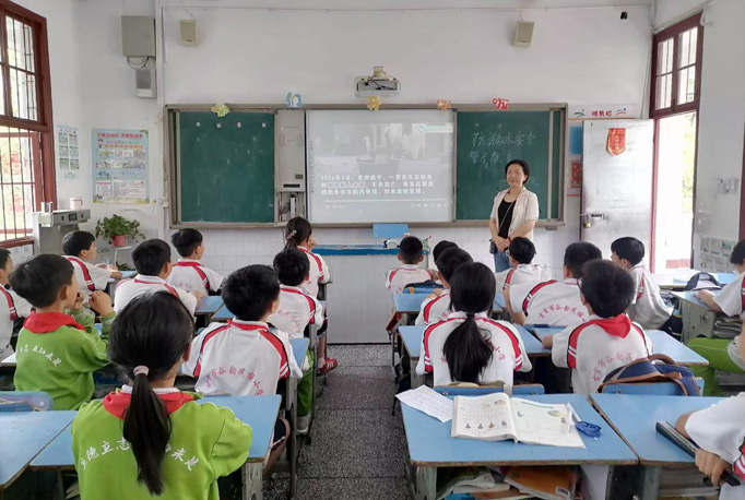 湖南省吉首市谷韵民族小学关工委：模拟演练防溺水，学习技巧护安全
