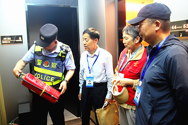 江苏省南京市玄武区玄武湖街道关工委联合开展辖区网吧及娱乐场所消防安全检查