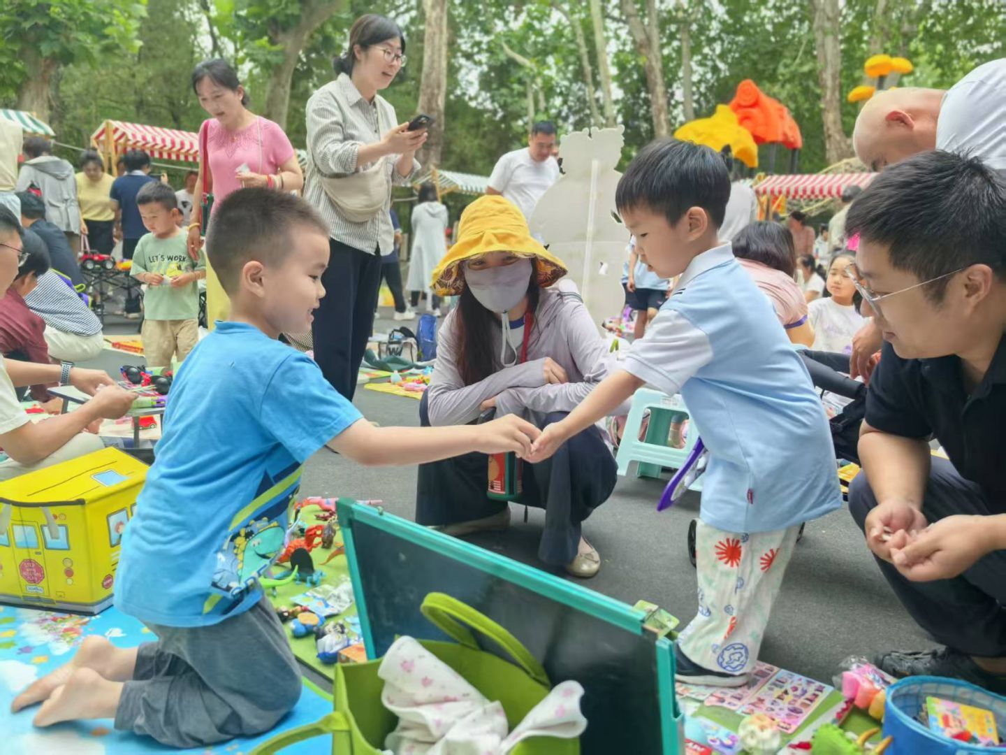 徐州经开区徐庄镇周庄村关工委举办“多彩市集 玩转童年”夏日市集活动