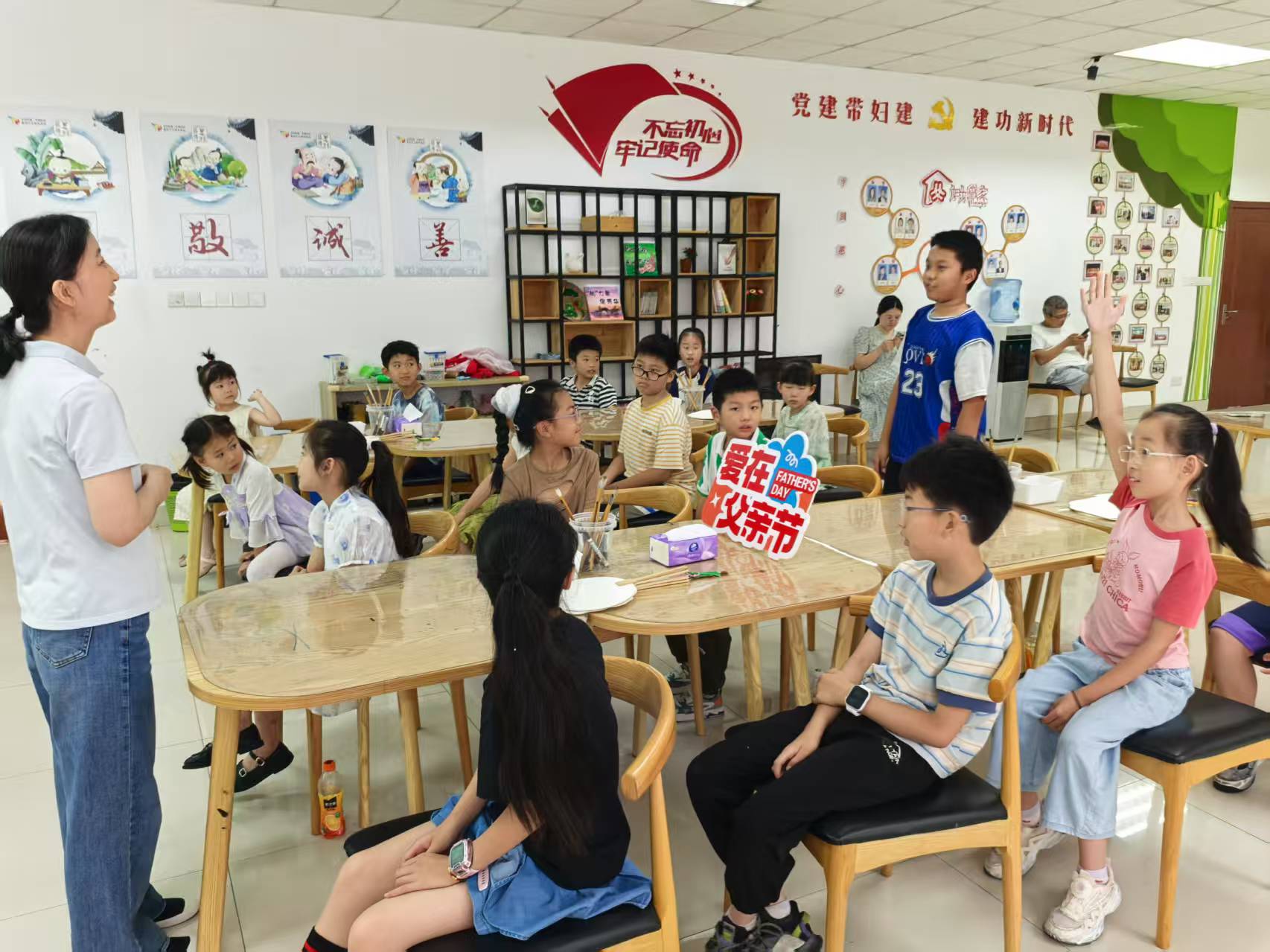 无锡市惠山区玉祁街道平湖社区关工委组织开展“父爱如山 以扇传情”父亲节主题活动