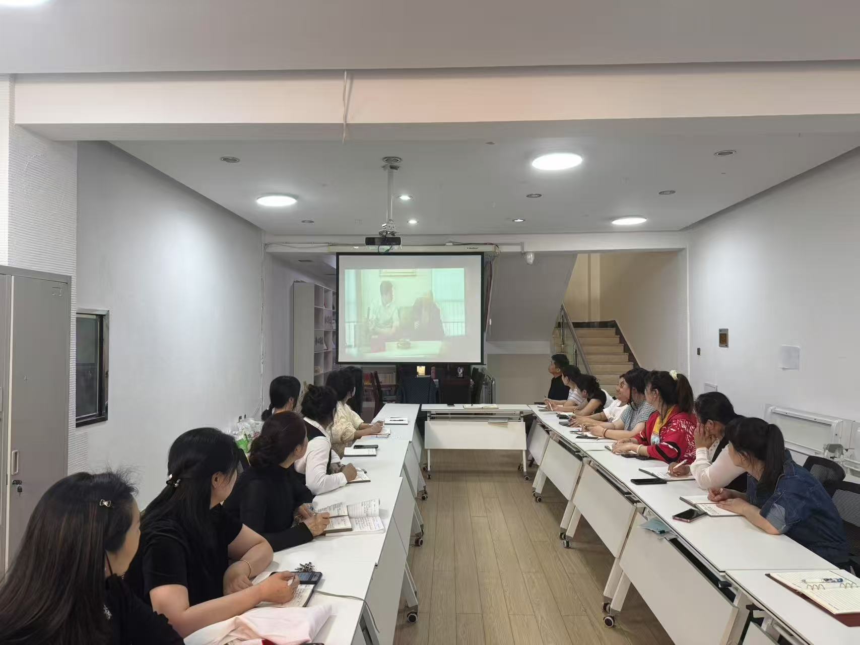 绷紧“廉洁弦” 筑牢“防腐墙” —— 黑龙江省牡丹江市绥芬河市绥芬河镇三合林社区党委、关工委组织观看违规吃喝警示教育片