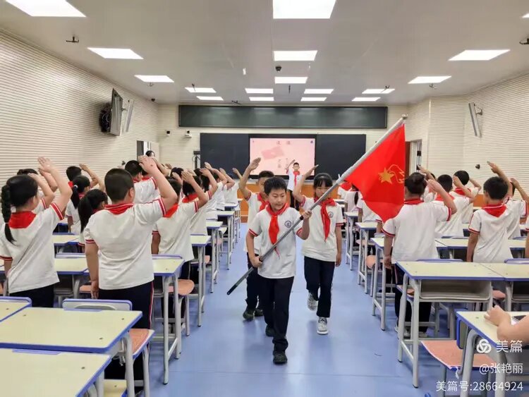 内蒙赤峰敖汉旗第八小学关工委配合少先大队开展“阳光体育伴成长 活力少年心向党”主题队会活动