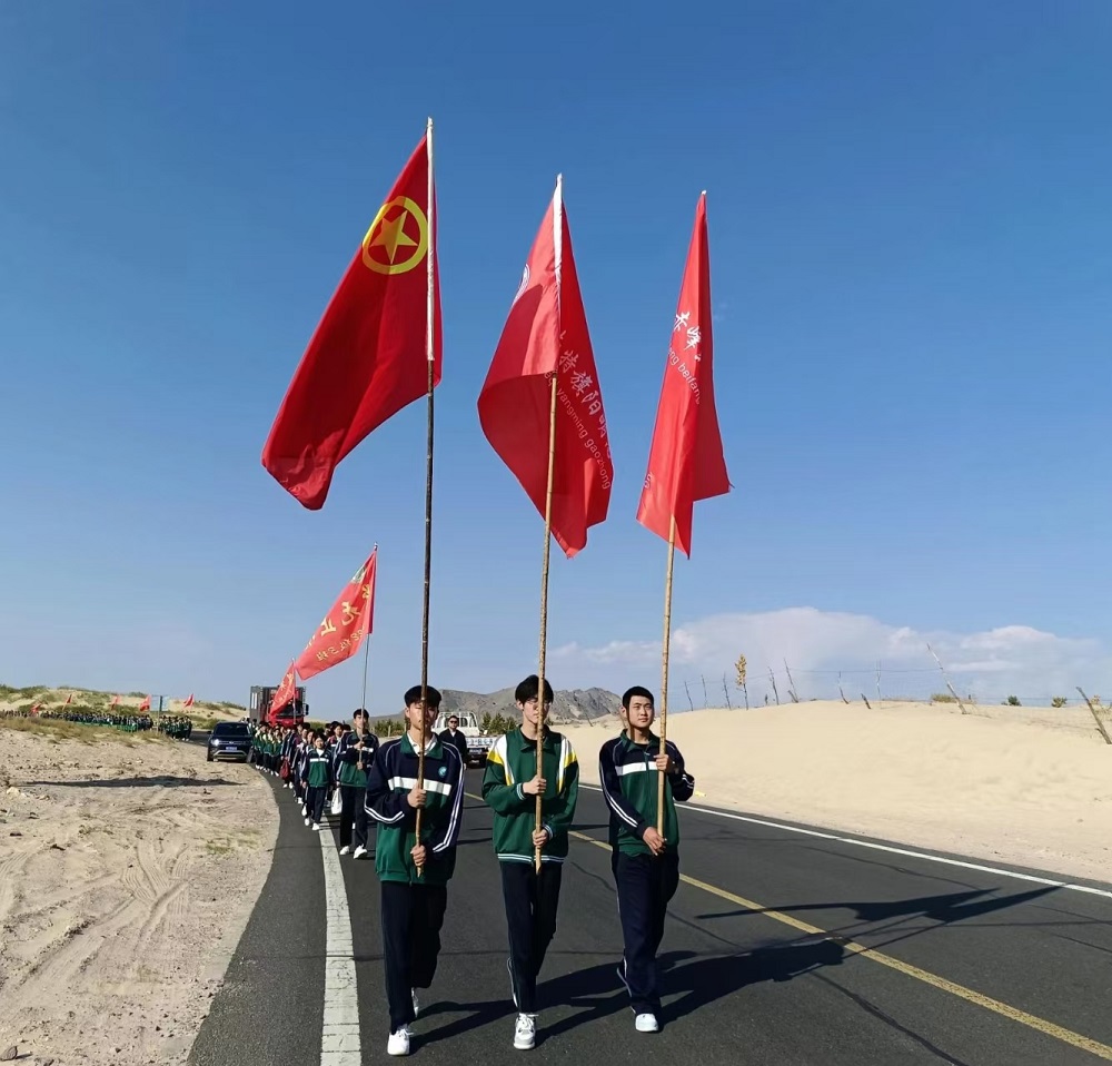 内蒙古自治区赤峰市翁牛特旗翁牛特旗阳明高中关工委组织远足研学活动