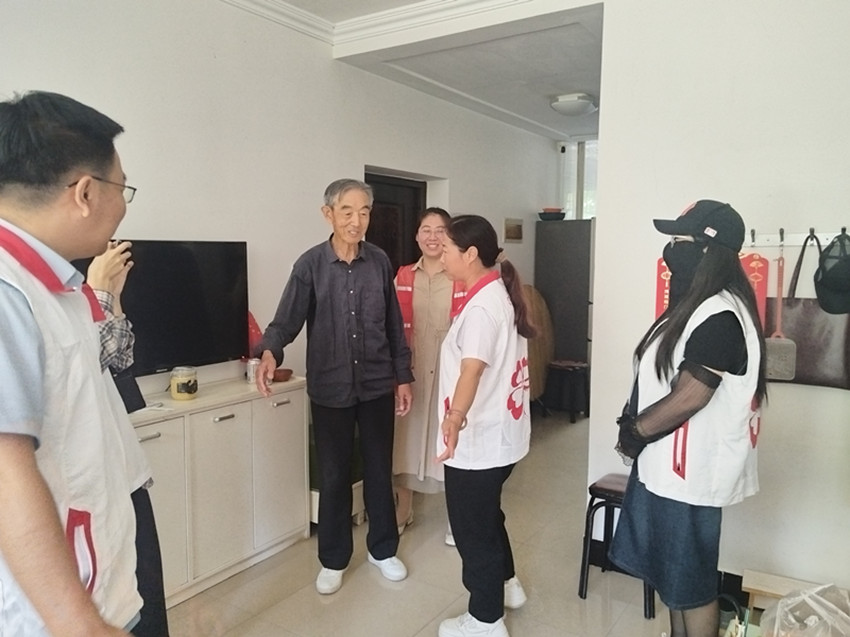内蒙古赤峰市元宝山区西城街道锦绣社区关工委联合爱心企业开展关爱独居孤寡老人走访慰问活动