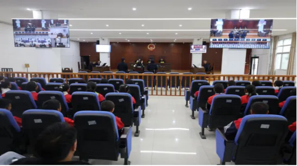 四川省凉山州布拖县关工委组织学生旁听毒品案件庭审 强化青少年法治教育与防毒意识