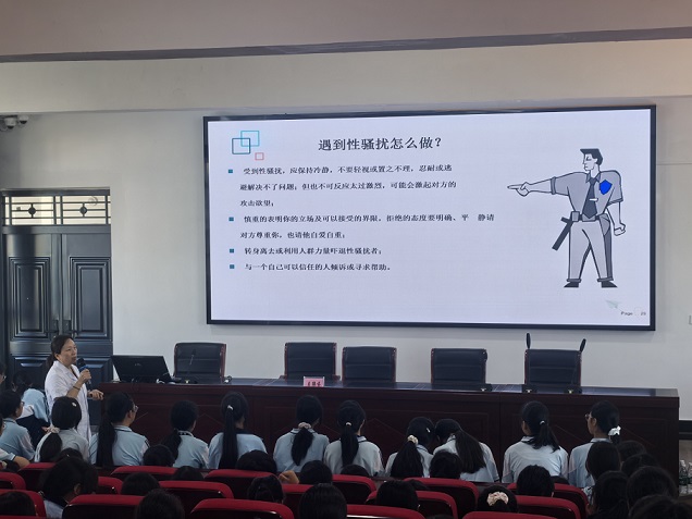 四川省自贡市富顺县城关中学关工委开展青春期教育专题讲座