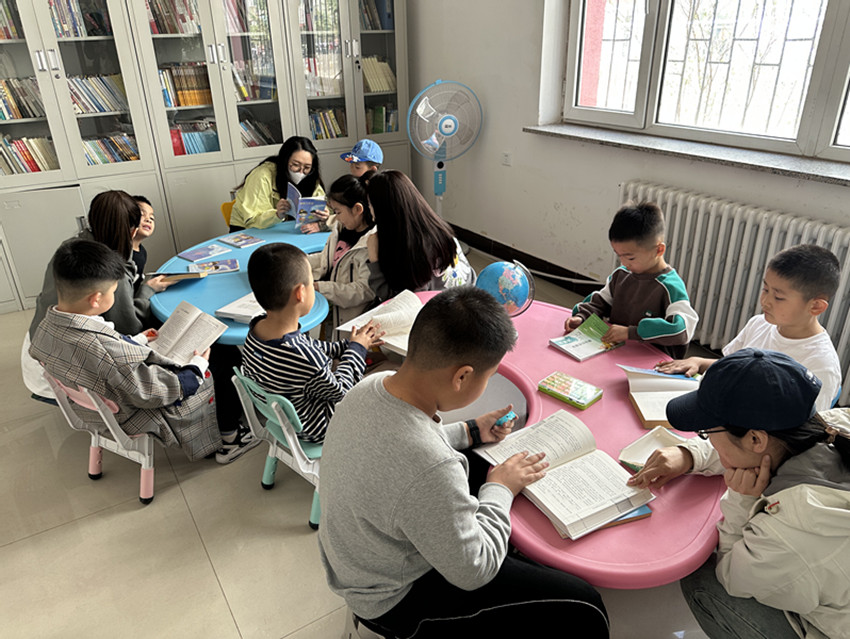 书香传情 爱心相伴——内蒙古自治区赤峰市元宝山区西城街道如意东社区关工委开展周末读书活动