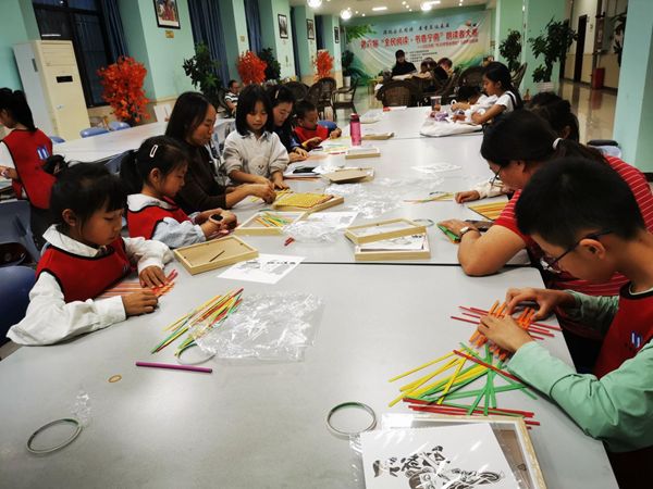 四川省凉山州宁南县关工委联合县图书馆关工委开展“夏至已至·书香伴夏”绘本阅读暨非遗竹编画手工制作活动